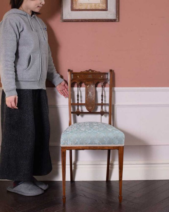 サロンチェア アンティーク チェア 象嵌が入った貴重なアンティーク、高級感漂う美しいインレイドチェア。「見る」だけで幸せになるアンティークの椅子最高級のアンティークチェアは、座って使う楽しみ以外に目で見て楽しめます。(k-1518-c)