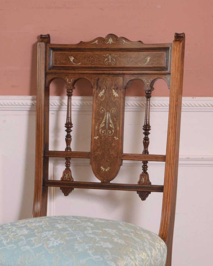 サロンチェア アンティーク チェア 象嵌が入った貴重なアンティーク、高級感漂う美しいインレイドチェア。美しさの極みを堪能して下さい高級材で描かれた美しく柔らかなフォルム。(k-1518-c)