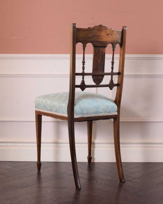 サロンチェア アンティーク チェア 象嵌が入った貴重なアンティーク、高級感漂う美しいインレイドチェア。後ろ姿も上品です並べた時に後ろから見ることも多い椅子。(k-1518-c)