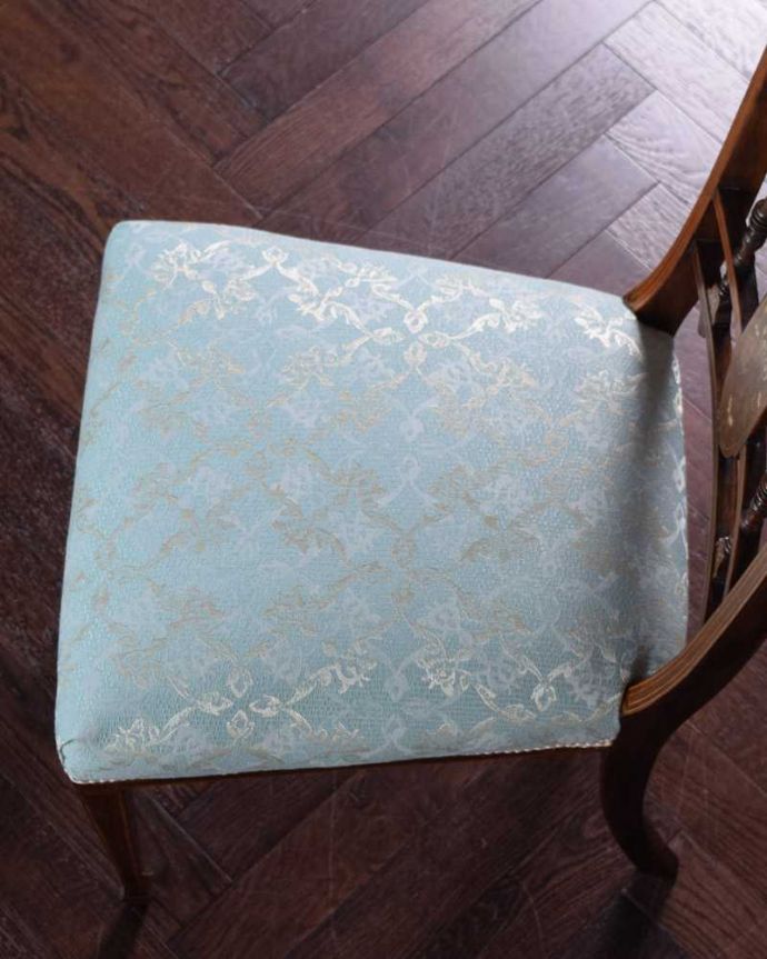 サロンチェア アンティーク チェア 象嵌が入った貴重なアンティーク、高級感漂う美しいインレイドチェア。座面を上から見るとこんな感じ座面は布貼りなので、長時間座っても疲れません。(k-1518-c)