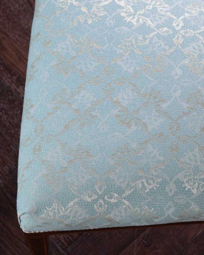 サロンチェア アンティーク チェア 象嵌が入った貴重なアンティーク、高級感漂う美しいインレイドチェア。生地のセレクトにもこだわりました優雅なアンティークチェアの雰囲気をそのままに、一番似合う貼り座をじっくり選びました。(k-1518-c)