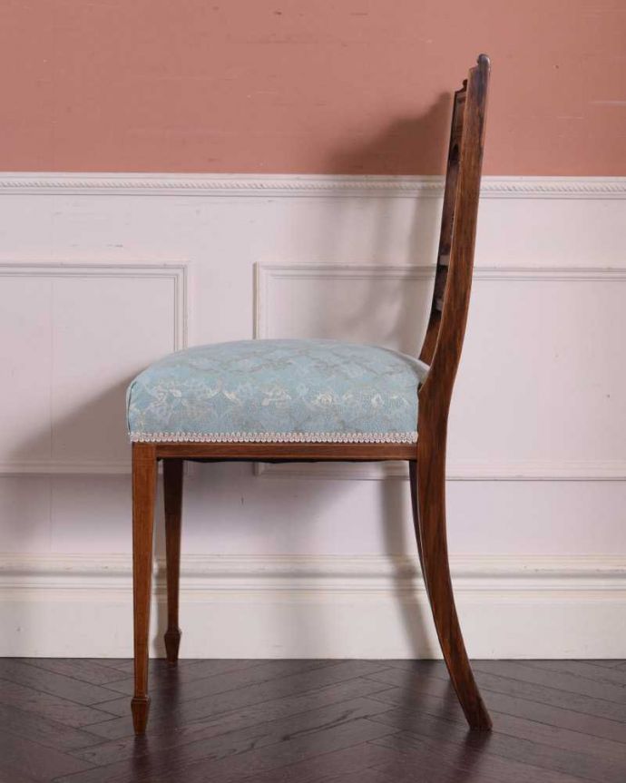 サロンチェア アンティーク チェア 象嵌が入った貴重なアンティーク、高級感漂う美しいインレイドチェア。横から見ても優雅な立ち姿背もたれがカーブしているので楽です。(k-1518-c)