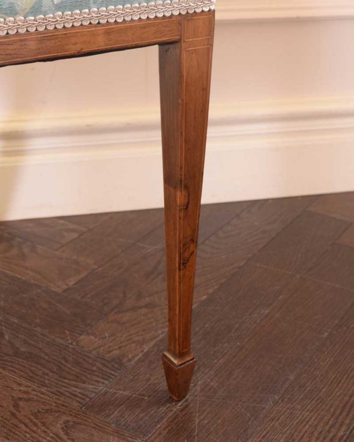 サロンチェア アンティーク チェア 象嵌が入った貴重なアンティーク、高級感漂う美しいインレイドチェア。床を滑らせて移動出来ますHandleではアンティークチェアの脚の裏にフェルトキーパーをお付けしています。(k-1518-c)