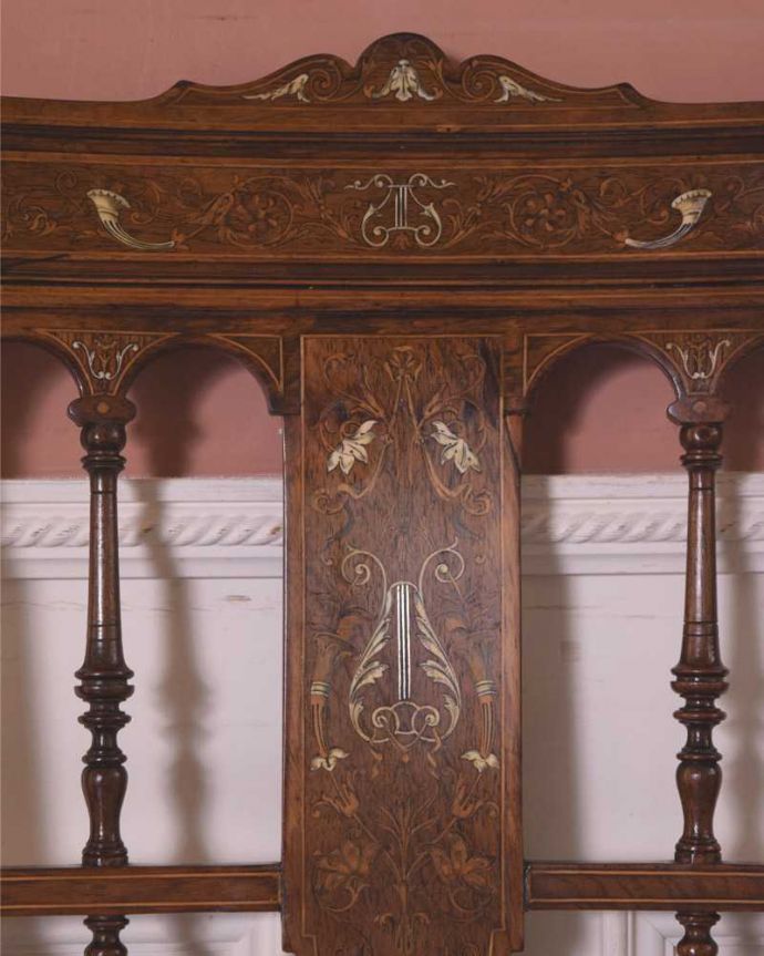 サロンチェア アンティーク チェア 象嵌が入った貴重なアンティーク、高級感漂う美しいインレイドチェア。華やかな象嵌の模様木を組み合わせることで作る象嵌で描かれた模様。(k-1518-c)