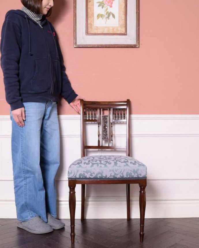 サロンチェア アンティーク チェア 英国で見つけたお花の彫刻が美しいアンティークサイドチェア(サロンチェア)。座るためだけじゃなく見て楽しむ椅子上質な雰囲気が漂うアンティークのサロンチェアは、座るためだけの椅子ではありません。(k-1514-c)