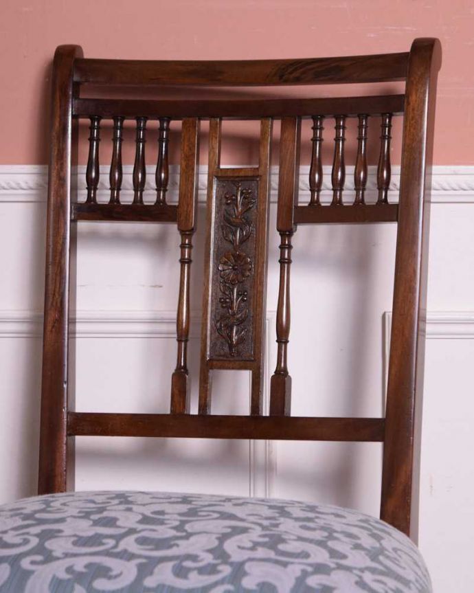 サロンチェア アンティーク チェア 英国で見つけたお花の彫刻が美しいアンティークサイドチェア(サロンチェア)。アンティークらしい背もたれの装飾上質な雰囲気を漂わせる細かい彫。(k-1514-c)