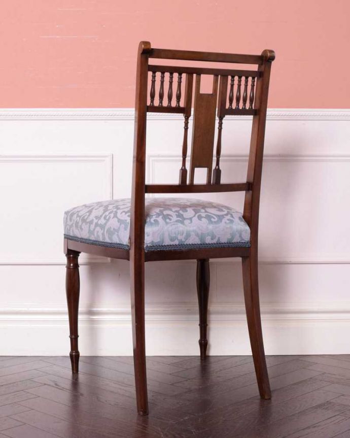 サロンチェア アンティーク チェア 英国で見つけたお花の彫刻が美しいアンティークサイドチェア(サロンチェア)。後ろ姿にも自信アリ並べた時に後ろから見ることも多い椅子。(k-1514-c)