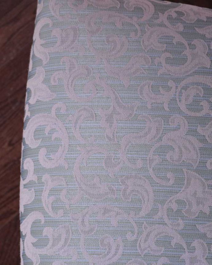 サロンチェア アンティーク チェア 英国で見つけたお花の彫刻が美しいアンティークサイドチェア(サロンチェア)。生地のセレクトにもこだわりました椅子の優雅さを損なわないように、一番似合う貼り座をじっくり選びました。(k-1514-c)