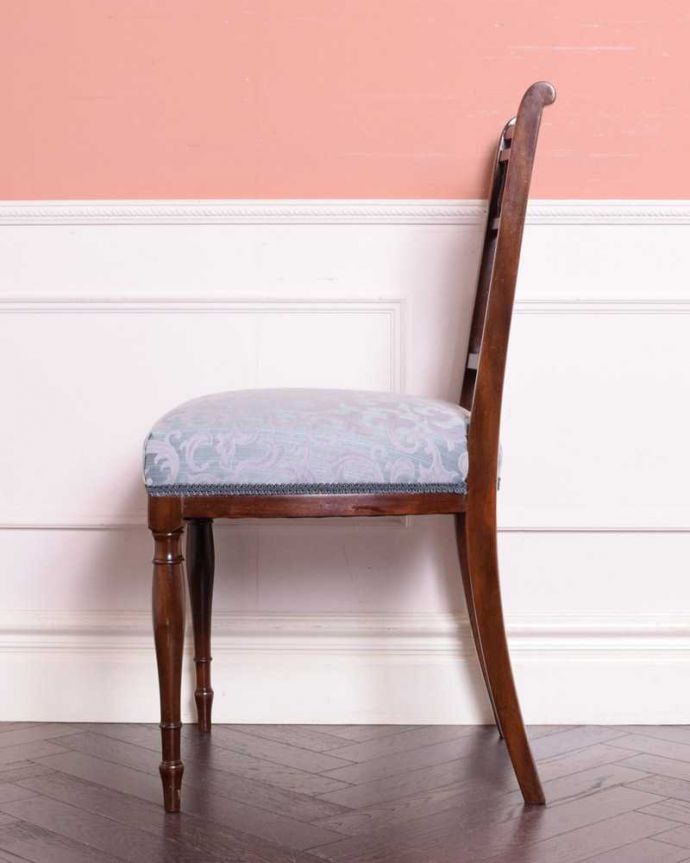 サロンチェア アンティーク チェア 英国で見つけたお花の彫刻が美しいアンティークサイドチェア(サロンチェア)。横から見ても優雅な立ち姿背もたれがカーブしているので楽です。(k-1514-c)