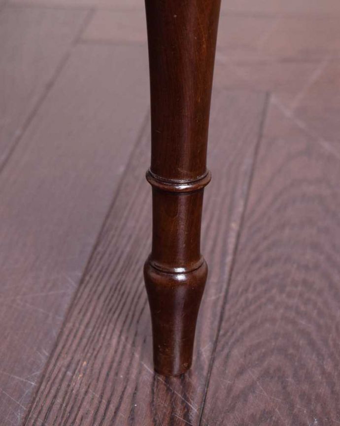 サロンチェア アンティーク チェア 英国で見つけたお花の彫刻が美しいアンティークサイドチェア(サロンチェア)。床を滑らせて移動出来ますHandleではアンティークチェアの脚の裏にフェルトキーパーをお付けしています。(k-1514-c)