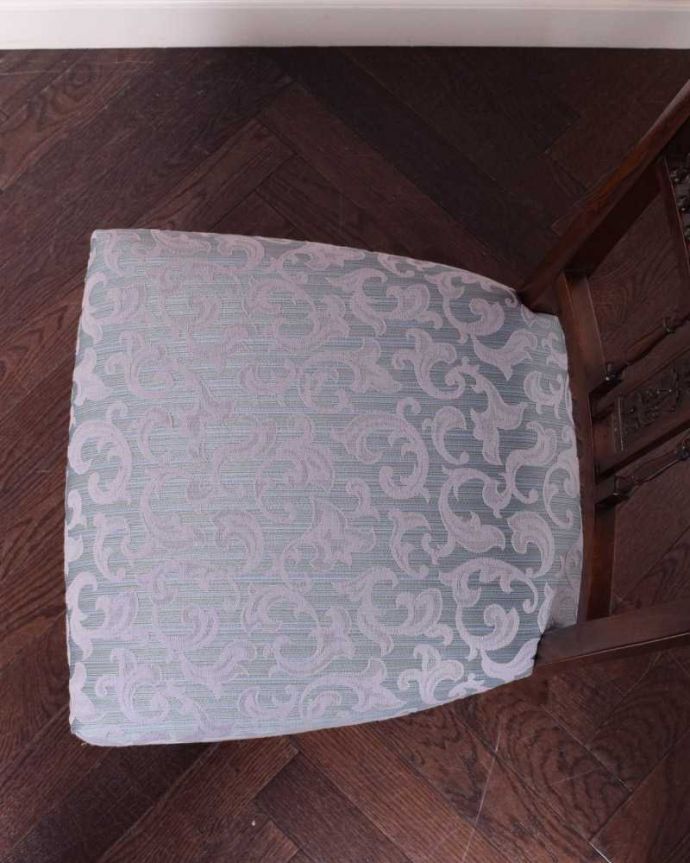 サロンチェア アンティーク チェア 英国で見つけたお花の彫刻が美しいアンティークサイドチェア(サロンチェア)。座面を上から見るとこんな感じ座面は布貼りなので、長時間座っても疲れません。(k-1514-c)