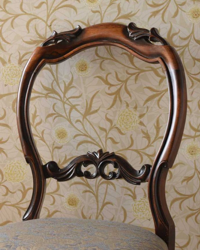 サロンチェア アンティーク チェア 英国アンティーク椅子、気品たっぷりなバルーンバックチェア(サロンチェア)。アンティークだから手に入れることが出来るデザイン風船のようにふんわりと丸い背もたれの曲線は、現代では技術も素材も手に入れることが出来ません。(k-1519-c)