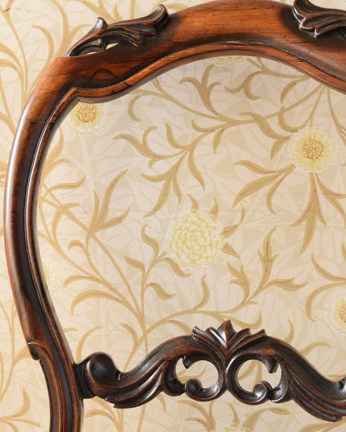 サロンチェア アンティーク チェア 英国アンティーク椅子、気品たっぷりなバルーンバックチェア(サロンチェア)。うっとりするほど細かい細工まだ機械の発達していない時代に、手作業で作られた細かい細工。(k-1519-c)