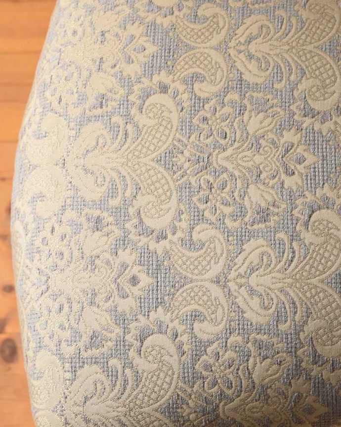 サロンチェア アンティーク チェア 英国アンティーク椅子、気品たっぷりなバルーンバックチェア(サロンチェア)。生地のセレクトにもこだわりました椅子の優雅さを損なわないように、一番似合う貼り座をじっくり選びました。(k-1519-c)