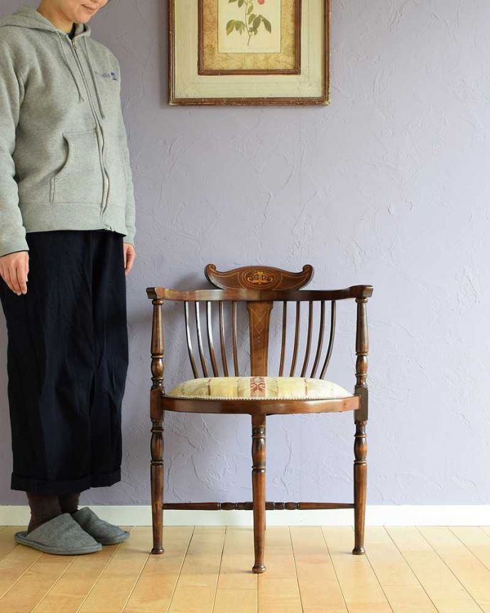 サロンチェア　アンティーク チェア　象嵌が入った貴重なアンティーク、高級感漂う美しいアンティークアームチェア。「見る」だけで幸せになるアンティークの椅子最高級のアンティークチェアは、座って使う楽しみ以外に目で見て楽しめます。(k-1520-c)