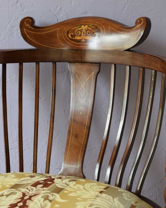 サロンチェア　アンティーク チェア　象嵌が入った貴重なアンティーク、高級感漂う美しいアンティークアームチェア。美しさの極みを堪能して下さい高級材で描かれた美しく柔らかなフォルム。(k-1520-c)