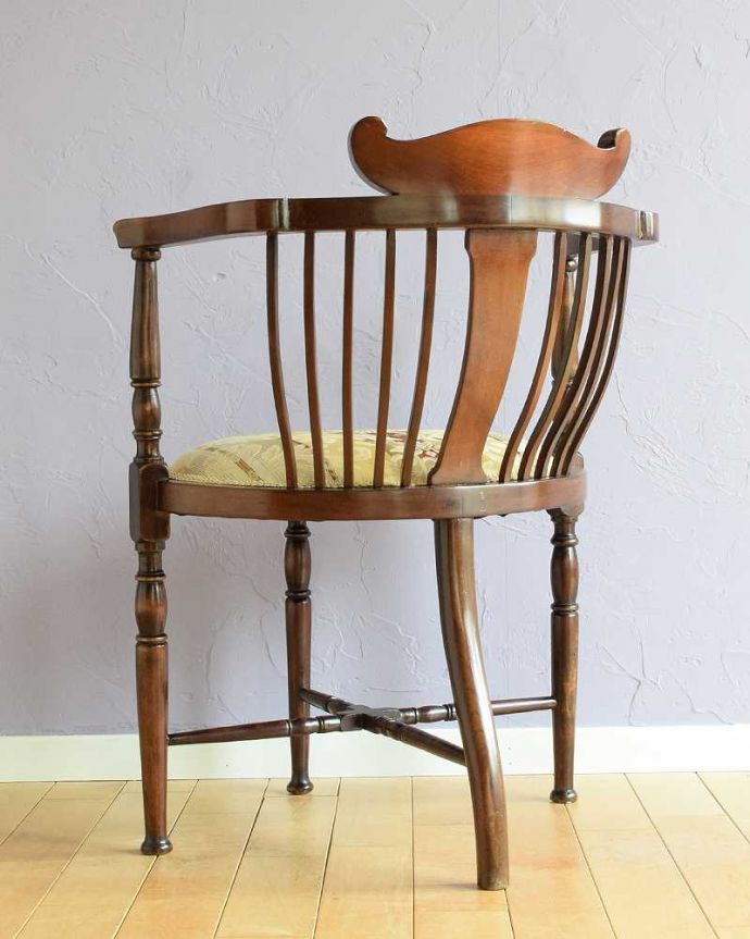 サロンチェア　アンティーク チェア　象嵌が入った貴重なアンティーク、高級感漂う美しいアンティークアームチェア。しっかり修復したので、後ろ姿にも自信がありますいろんな修復方法がありますが、Handleでは専門の職人が一度、全てをバラしてから丁寧に組み上げているのでクオリティが違います。(k-1520-c)