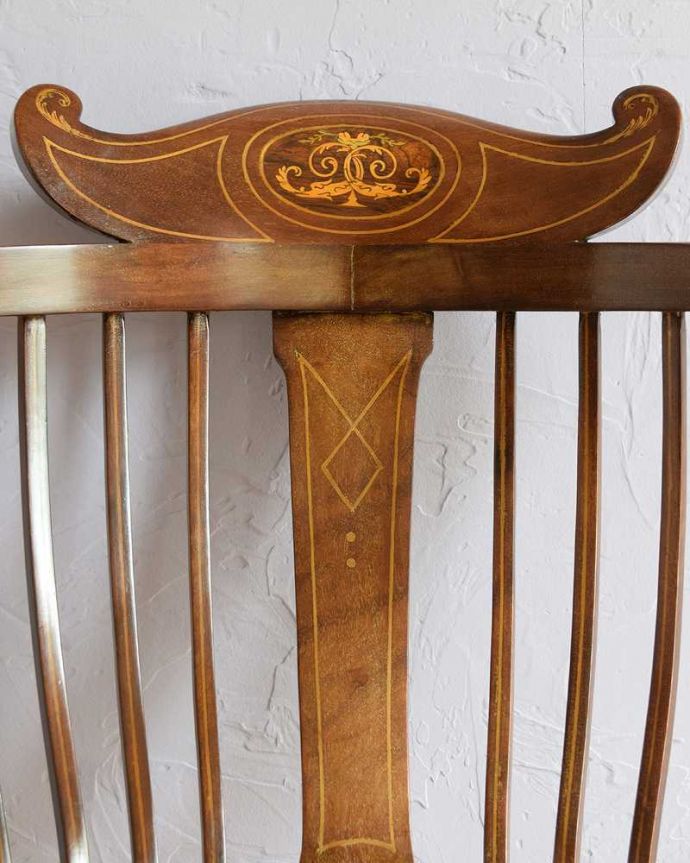 サロンチェア　アンティーク チェア　象嵌が入った貴重なアンティーク、高級感漂う美しいアンティークアームチェア。華やかな象嵌の模様木を組み合わせることで作る象嵌で描かれた模様。(k-1520-c)