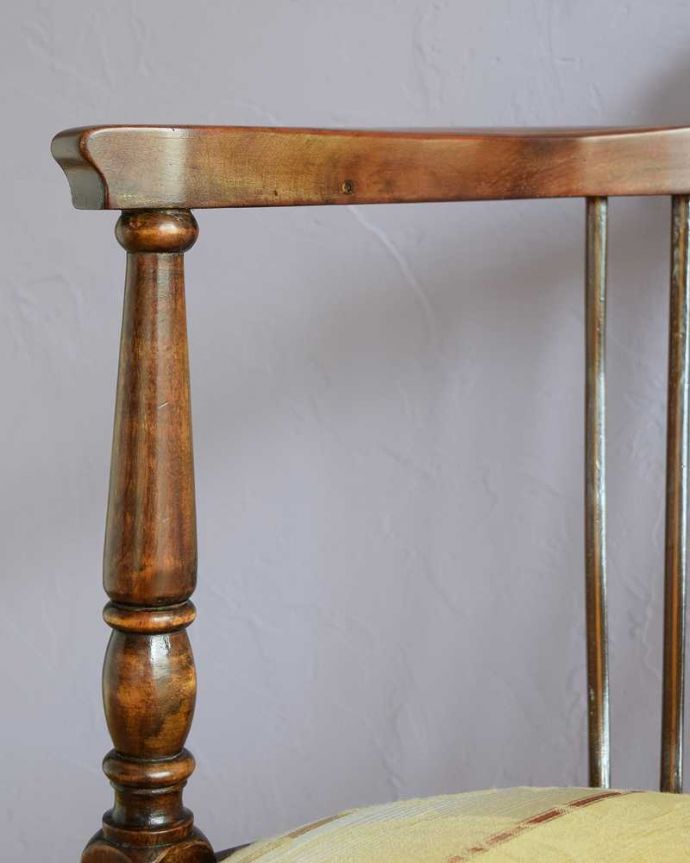 サロンチェア　アンティーク チェア　象嵌が入った貴重なアンティーク、高級感漂う美しいアンティークアームチェア。アーム部分にも注目肘を掛けておけるアームチェアは座ったときにやっぱりラク。(k-1520-c)