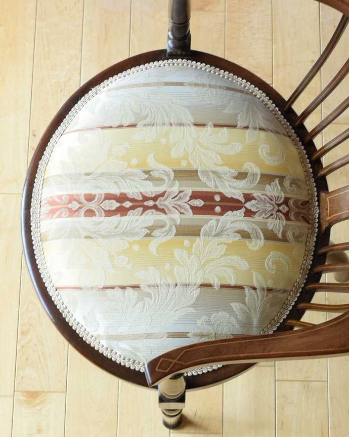 サロンチェア　アンティーク チェア　象嵌が入った貴重なアンティーク、高級感漂う美しいアンティークアームチェア。座面を上から見るとこんな感じ座面は布貼りなので、長時間座っても疲れません。(k-1520-c)