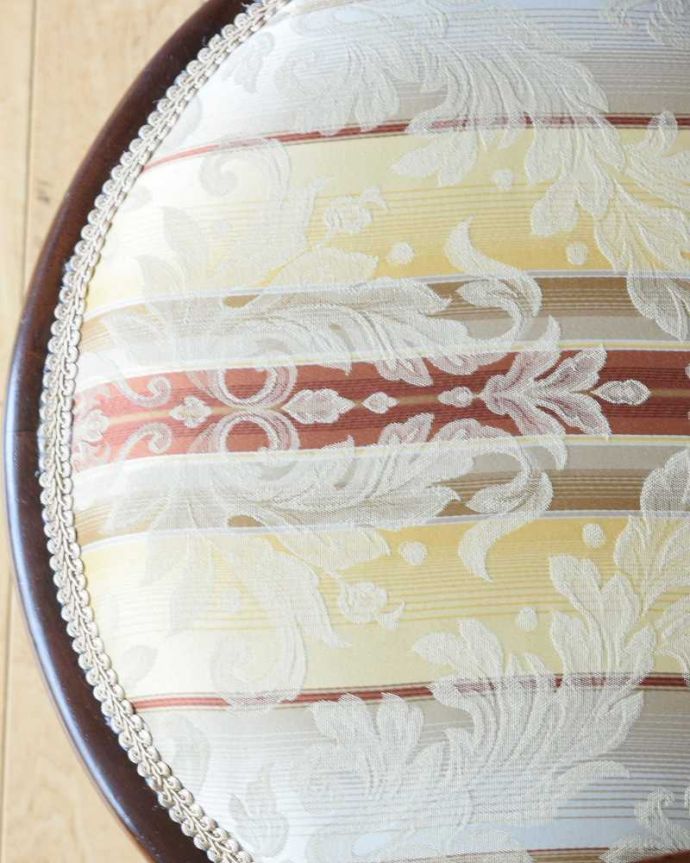 サロンチェア　アンティーク チェア　象嵌が入った貴重なアンティーク、高級感漂う美しいアンティークアームチェア。生地のセレクトにもこだわりました優雅なアンティークチェアの雰囲気をそのままに、一番似合う貼り座をじっくり選びました。(k-1520-c)