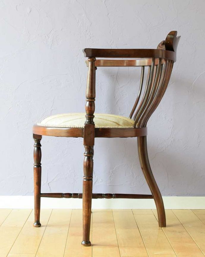 サロンチェア　アンティーク チェア　象嵌が入った貴重なアンティーク、高級感漂う美しいアンティークアームチェア。横から見ても優雅な立ち姿もちろん、横から見た姿も優雅で美しいんです。(k-1520-c)