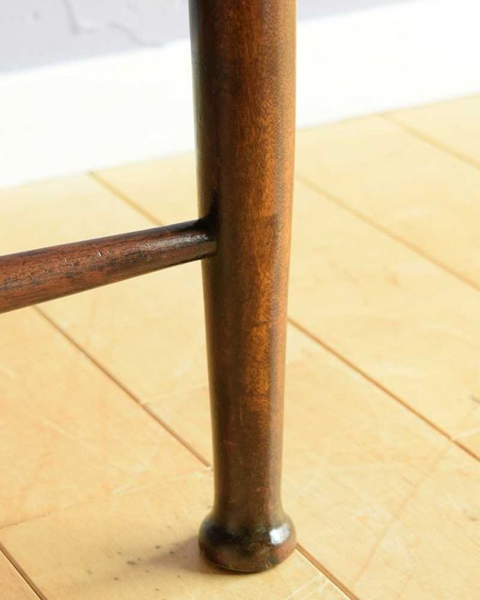 サロンチェア　アンティーク チェア　象嵌が入った貴重なアンティーク、高級感漂う美しいアンティークアームチェア。床を滑らせて移動出来ますHandleではアンティークチェアの脚の裏にフェルトキーパーをお付けしています。(k-1520-c)