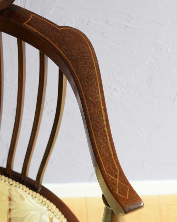 サロンチェア　アンティーク チェア　象嵌が入った貴重なアンティーク、高級感漂う美しいアンティークアームチェア。うっとりするほど細かい細工まだ機械の発達していない時代に、手作業で作られた細かい細工。(k-1520-c)