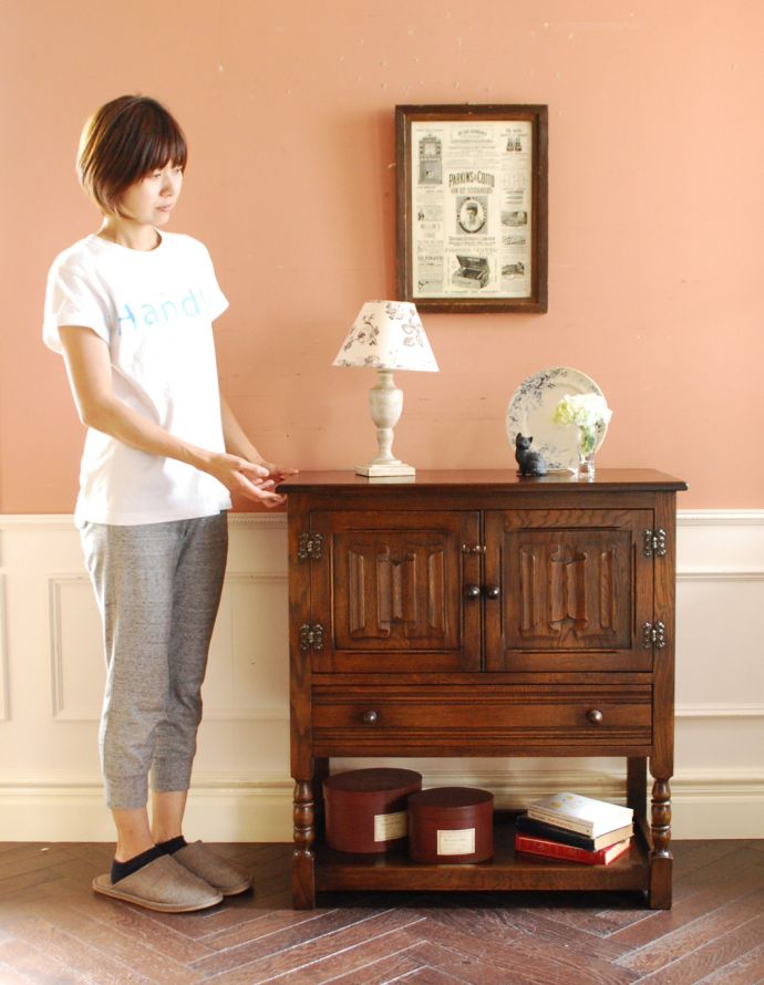 アンティークのキャビネット　アンティーク家具　扉の彫りがキレイな英国デザインのアンティーク家具、カップボードチェスト（食器棚）。落ち着きがあって優しい印象を与えてくれます。(k-1520-f)