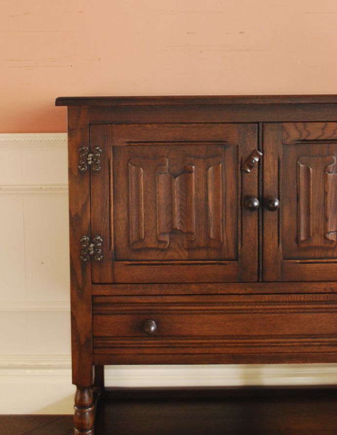 アンティークのキャビネット　アンティーク家具　扉の彫りがキレイな英国デザインのアンティーク家具、カップボードチェスト（食器棚）。きちんとお直ししているので、扉、引き出しの開け閉めもスムーズです。(k-1520-f)