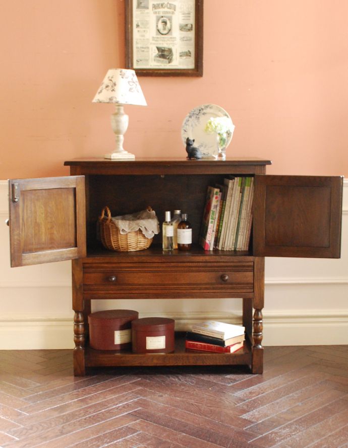 アンティークのキャビネット　アンティーク家具　扉の彫りがキレイな英国デザインのアンティーク家具、カップボードチェスト（食器棚）。扉の奥には雑誌や見せたくないものを収納できます。(k-1520-f)