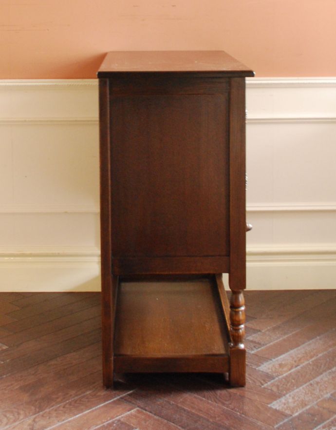 アンティークのキャビネット　アンティーク家具　扉の彫りがキレイな英国デザインのアンティーク家具、カップボードチェスト（食器棚）。サイドから見てもキレイです。(k-1520-f)