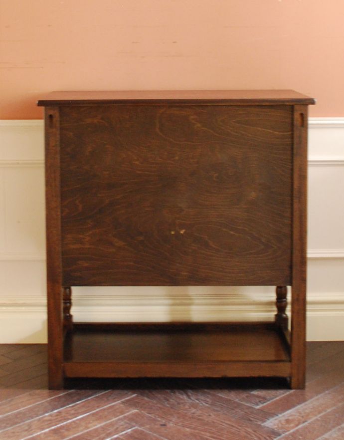 アンティークのキャビネット　アンティーク家具　扉の彫りがキレイな英国デザインのアンティーク家具、カップボードチェスト（食器棚）。きちんとメンテナンスしてあるので、裏側もキレイです。(k-1520-f)