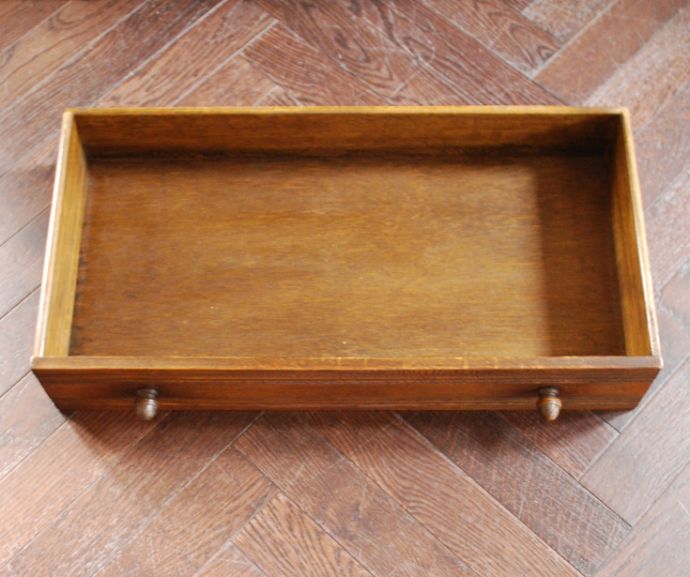 アンティークのキャビネット　アンティーク家具　扉の彫りがキレイな英国デザインのアンティーク家具、カップボードチェスト（食器棚）。引き出しが付いています。(k-1520-f)