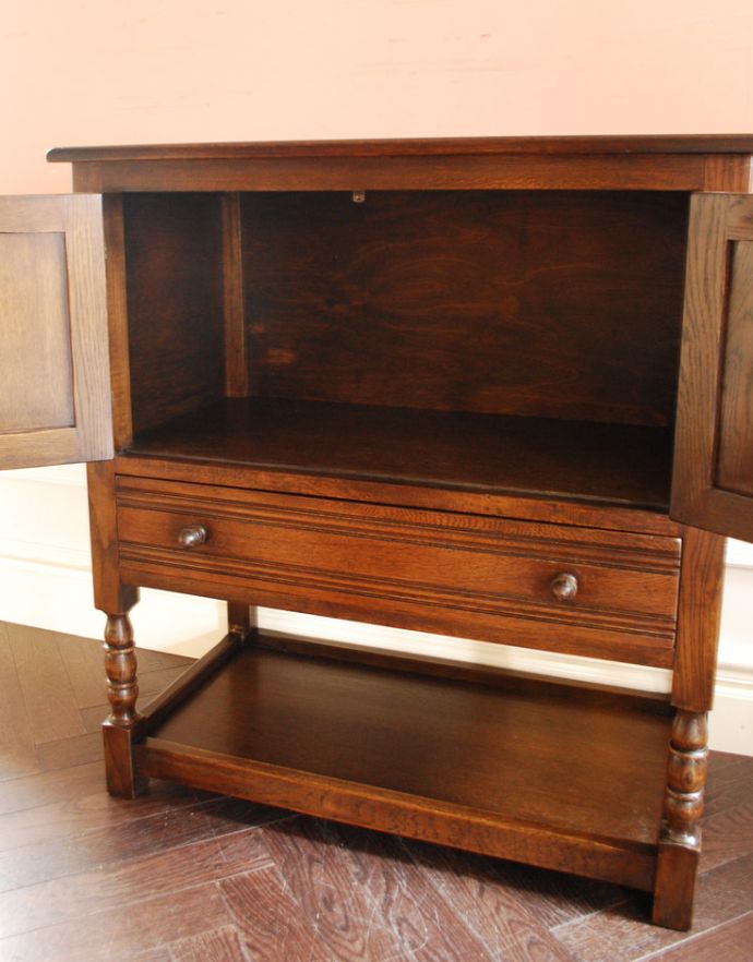 アンティークのキャビネット　アンティーク家具　扉の彫りがキレイな英国デザインのアンティーク家具、カップボードチェスト（食器棚）。中もしっかりメンテナンスしてありますので安心してお使い下さい。(k-1520-f)