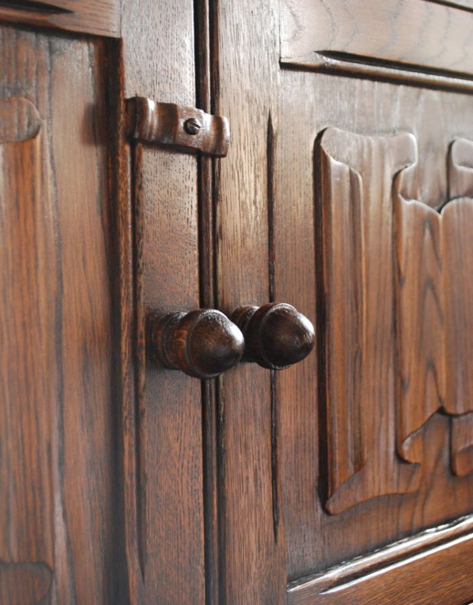 アンティークのキャビネット　アンティーク家具　扉の彫りがキレイな英国デザインのアンティーク家具、カップボードチェスト（食器棚）。扉には小さな取っ手が付いています。(k-1520-f)