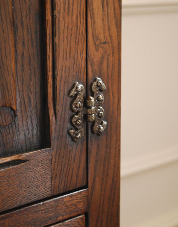 アンティークのキャビネット　アンティーク家具　扉の彫りがキレイな英国デザインのアンティーク家具、カップボードチェスト（食器棚）。当時のオシャレな蝶番です。(k-1520-f)