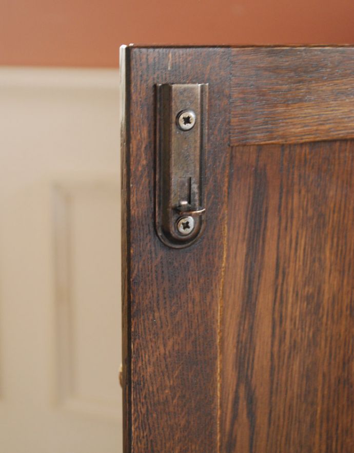 アンティークのキャビネット　アンティーク家具　扉の彫りがキレイな英国デザインのアンティーク家具、カップボードチェスト（食器棚）。ストッパーがついています。(k-1520-f)