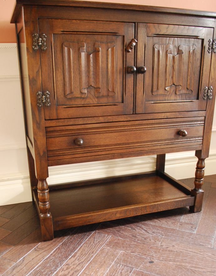 アンティークのキャビネット　アンティーク家具　扉の彫りがキレイな英国デザインのアンティーク家具、カップボードチェスト（食器棚）。下はオープン棚になっています。(k-1520-f)