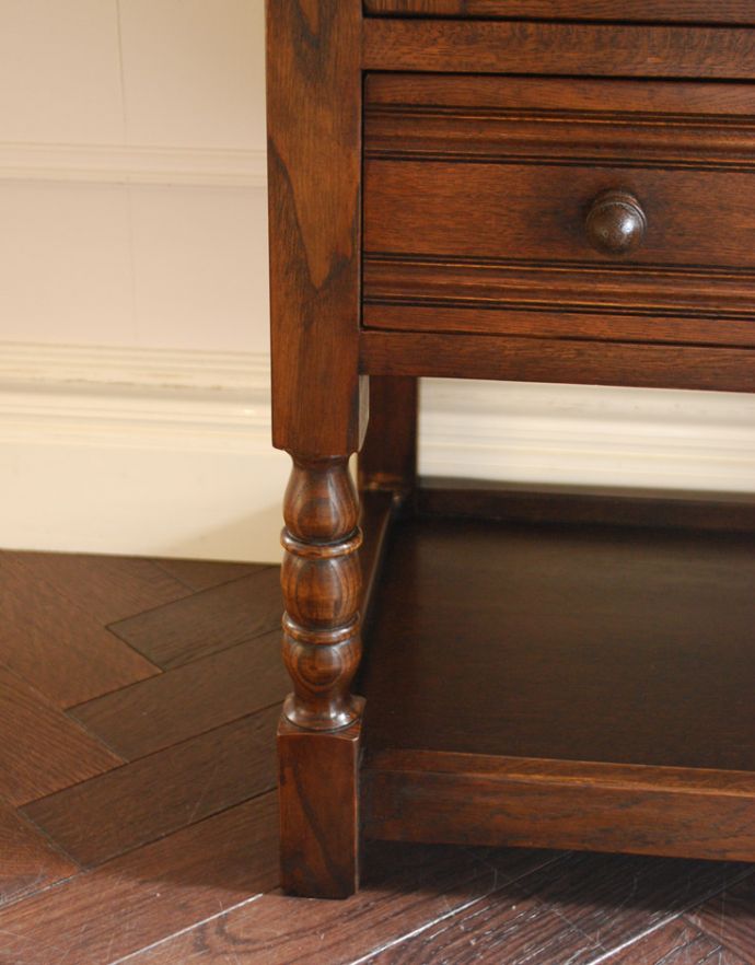 アンティークのキャビネット　アンティーク家具　扉の彫りがキレイな英国デザインのアンティーク家具、カップボードチェスト（食器棚）。安定感のある脚がしっかり支えます。(k-1520-f)