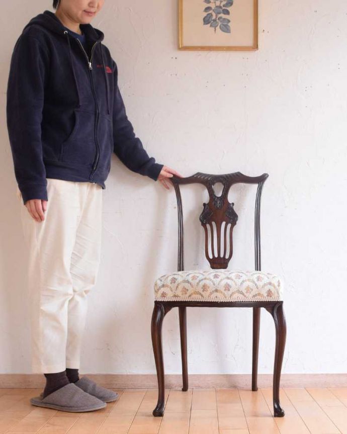 サロンチェア　アンティーク チェア　英国輸入の美しい椅子、優雅なアンティークのサイドチェア(サロンチェア)。座るためだけじゃなく見て楽しむ椅子上質な雰囲気が漂うアンティークのサロンチェアは、座るためだけの椅子ではありません。(k-1521-c)