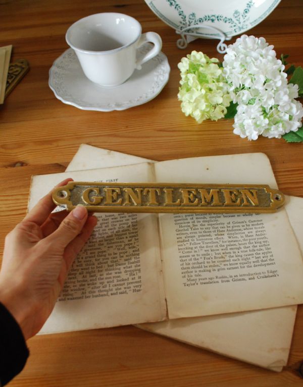 アンティーク 真鍮の雑貨　アンティーク雑貨　イギリスアンティークの真鍮製ドアプレート（GENTLEMEN）。大きさはコレくらいです市販のビスで取り付けてください。(k-1521-z)