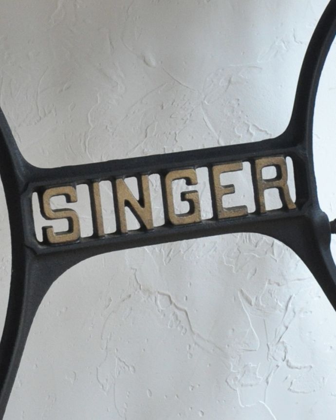 ロイドテーブル　アンティーク家具　ファンにはたまらない！SINGERのミシン台、アイアン脚がオシャレなアンティークパブテーブル。「SINGER」のマークがあるミシン台です。(k-1523-f)