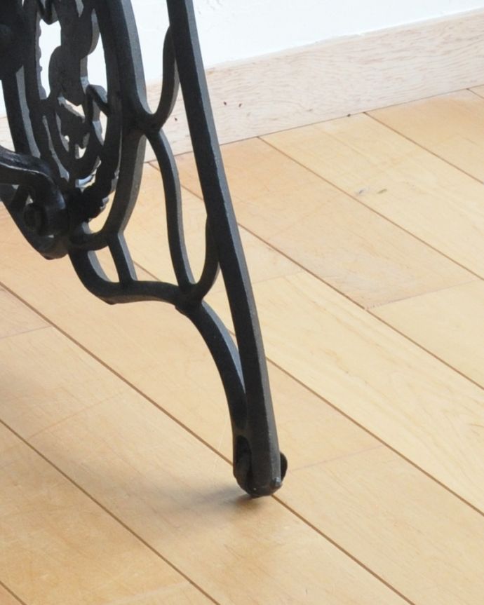 ロイドテーブル　アンティーク家具　ファンにはたまらない！SINGERのミシン台、アイアン脚がオシャレなアンティークパブテーブル。きちんと調整したので、新しいものと比べるとスムーズではありませんが、ちゃんと動きます。(k-1523-f)