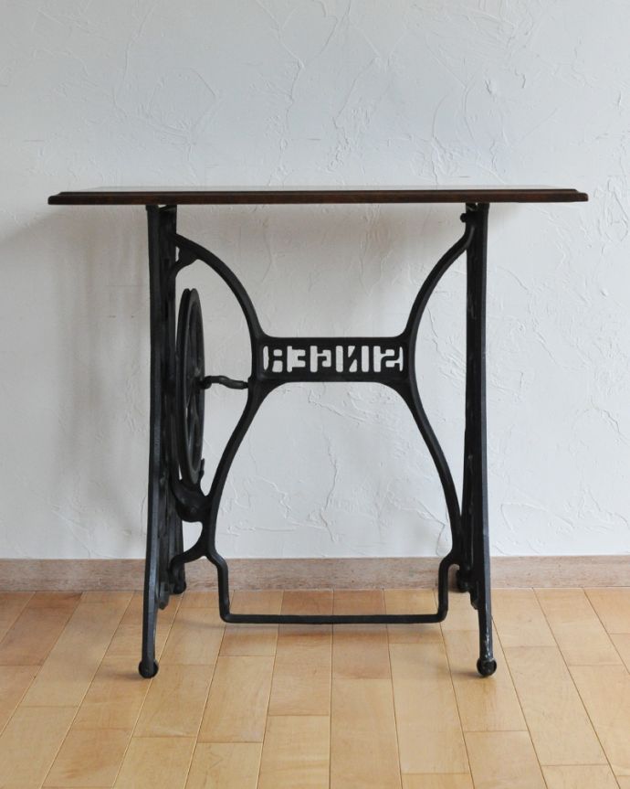 ファンにはたまらない！SINGERのミシン台、アイアン脚がオシャレな