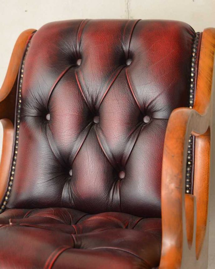 1Pソファ(ラウンジチェア)　アンティーク チェア　英国アンティークの回転椅子、カッコいいデスクチェア（リボルビングチェア）。ゆったりと包み込んでくれます時間を忘れてくつろげてしまう掛け心地。(k-1525-c)