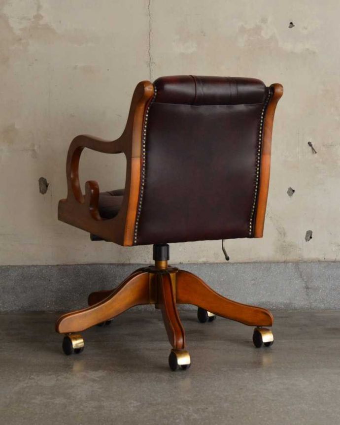 1Pソファ(ラウンジチェア)　アンティーク チェア　英国アンティークの回転椅子、カッコいいデスクチェア（リボルビングチェア）。後ろ姿までカッコいいドッシリとカッコいい後ろ姿に惚れ惚れしてしまいます。(k-1525-c)