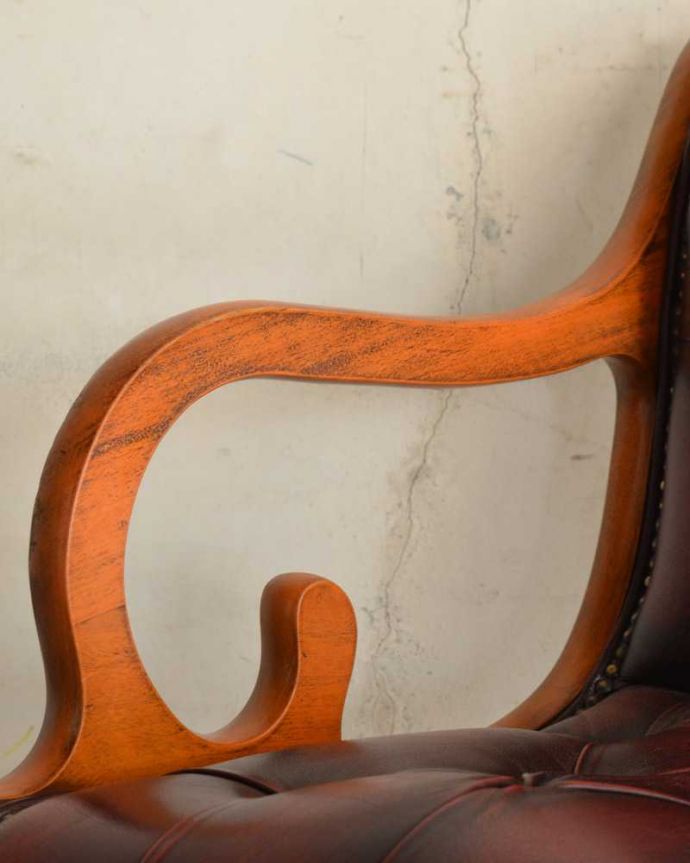 1Pソファ(ラウンジチェア)　アンティーク チェア　英国アンティークの回転椅子、カッコいいデスクチェア（リボルビングチェア）。アーム部分もカッコいい肘を掛けておけるアームチェアは座ったときにやっぱりラク。(k-1525-c)