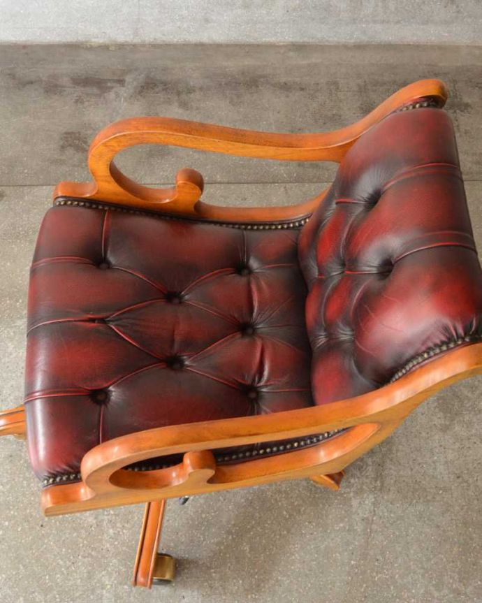 1Pソファ(ラウンジチェア)　アンティーク チェア　英国アンティークの回転椅子、カッコいいデスクチェア（リボルビングチェア）。座り心地がいい座面。(k-1525-c)