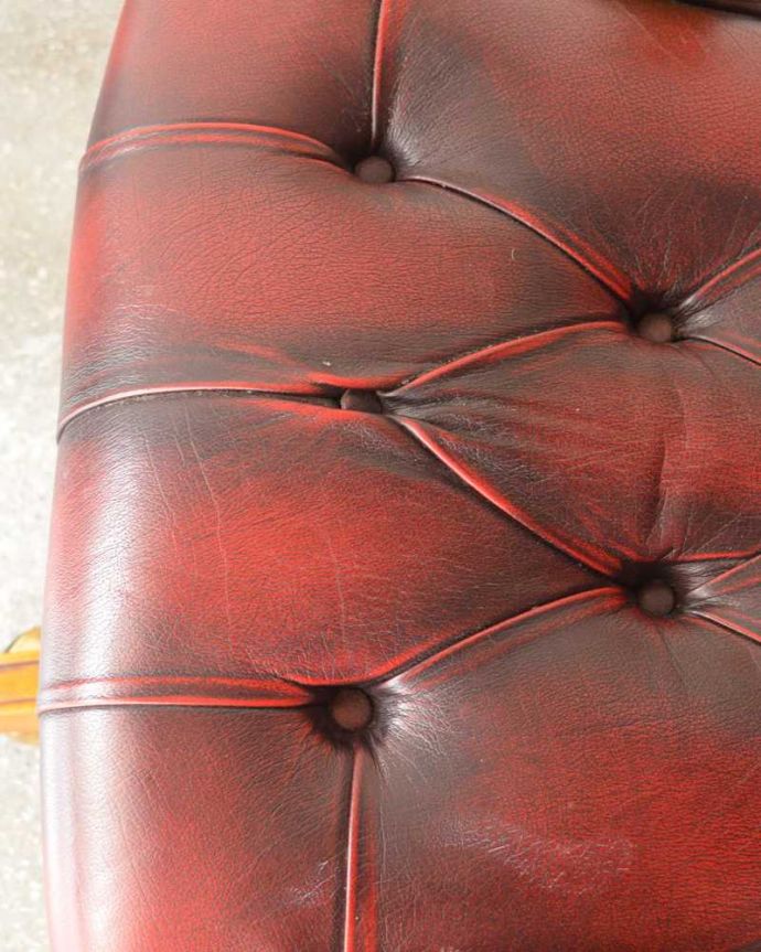 1Pソファ(ラウンジチェア)　アンティーク チェア　英国アンティークの回転椅子、カッコいいデスクチェア（リボルビングチェア）。近くで見るとこんな感じ。(k-1525-c)